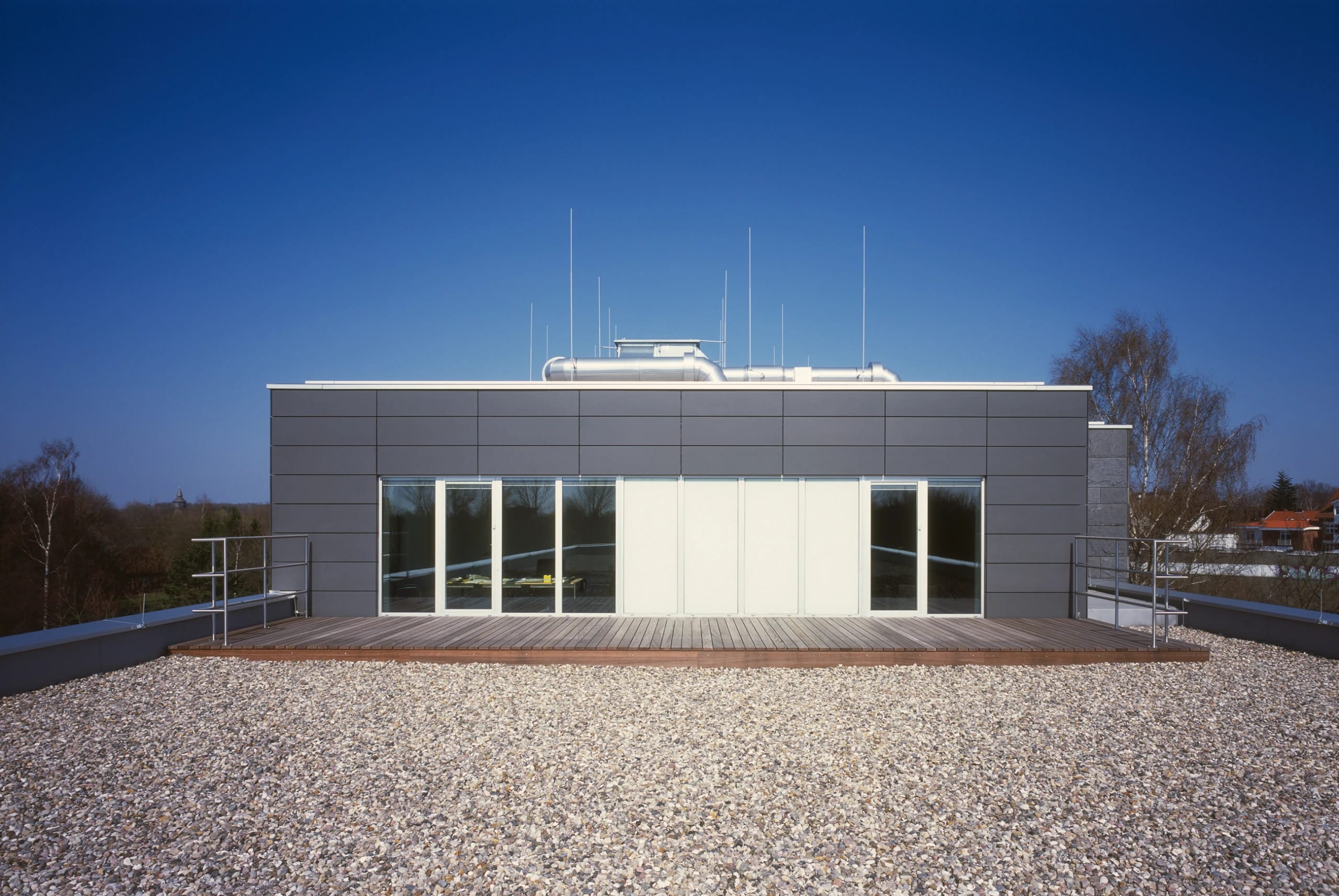 Building with a rear-ventilated timber facade and louvers